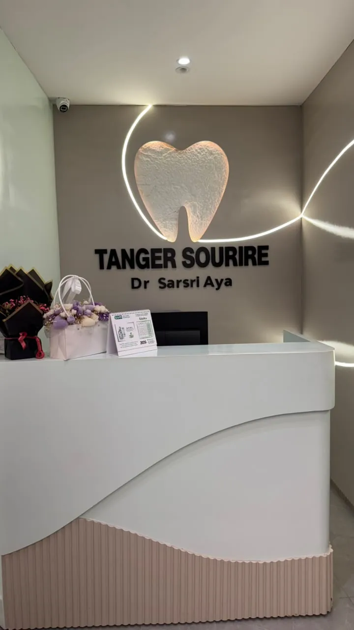 Accueil du cabinet Tanger Sourire avec le logo lumineux