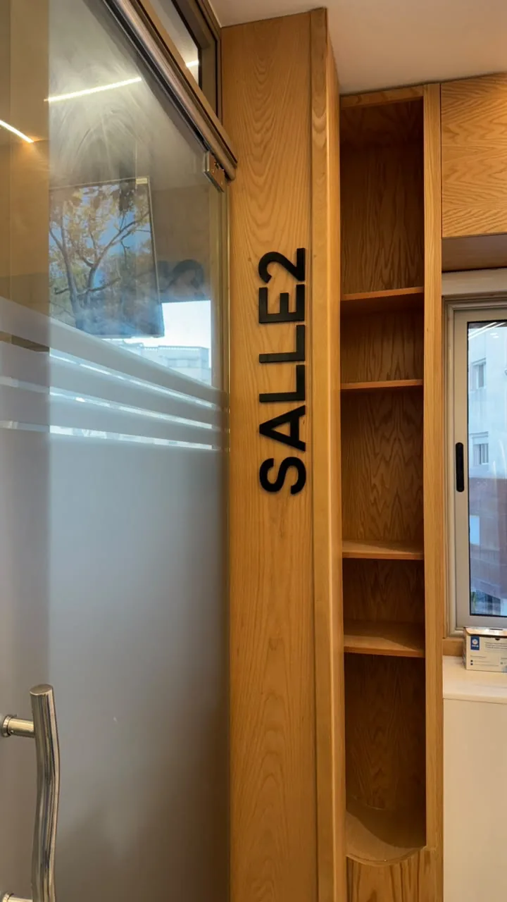 Entrée de la salle de soins numéro 2 en bois naturel