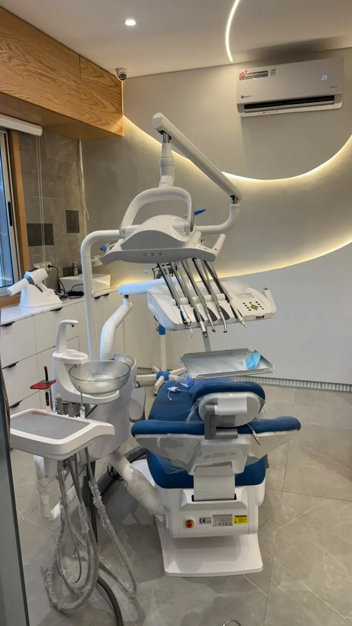 Unit dentaire bleu sous éclairage d’ambiance
